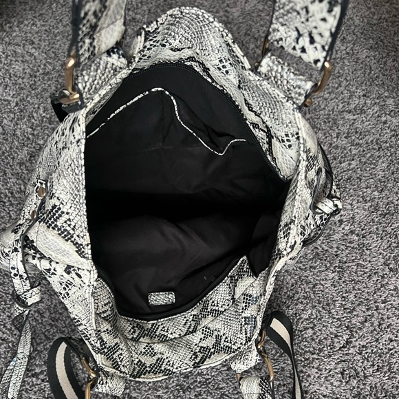 Ahdorned snake leather tote - Picture 6 of 9